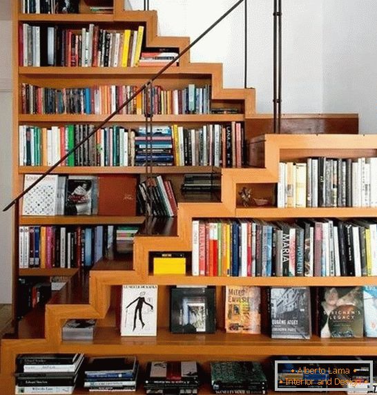 Knjižnica pod stopnicami v zasebni hiši Foto