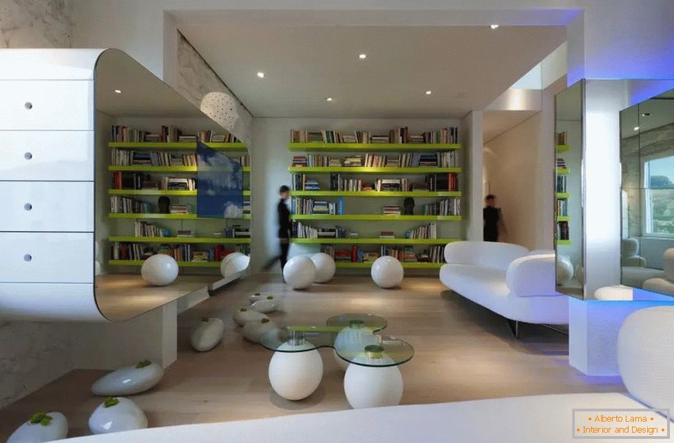 Svetlo pohištvo v notranjosti v slogu futurizma