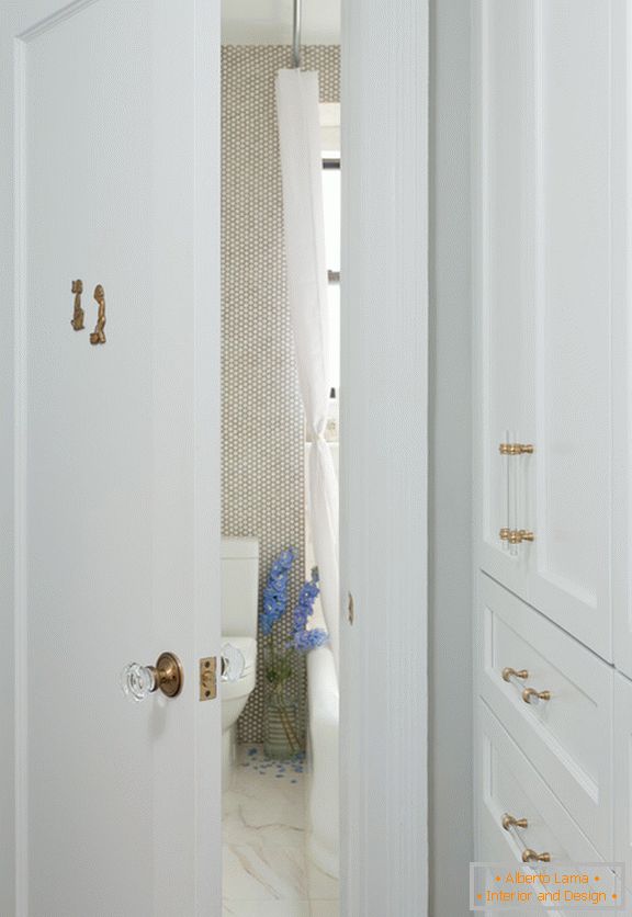 Bela vrata v kopalnico s tlemi iz marmorja