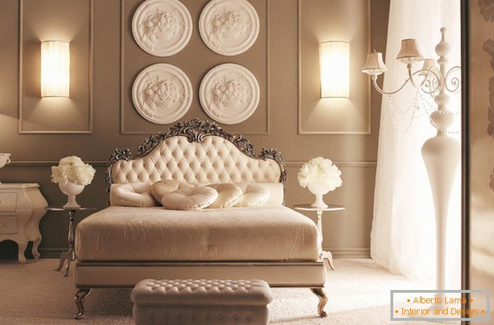 Na čelu postelje je stena okrašena s sestavo oblikovalca štukature. Odlična dekoracija spalnice v slogu Art Deco.