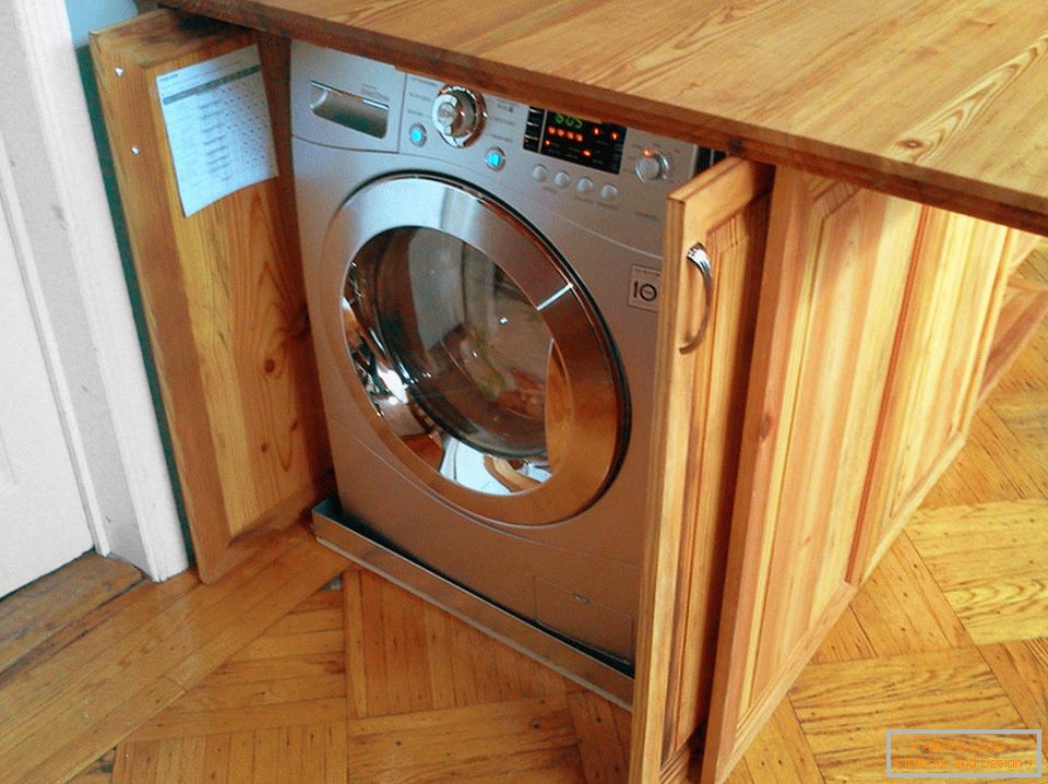 Pralni stroj v notranjosti kuhinje