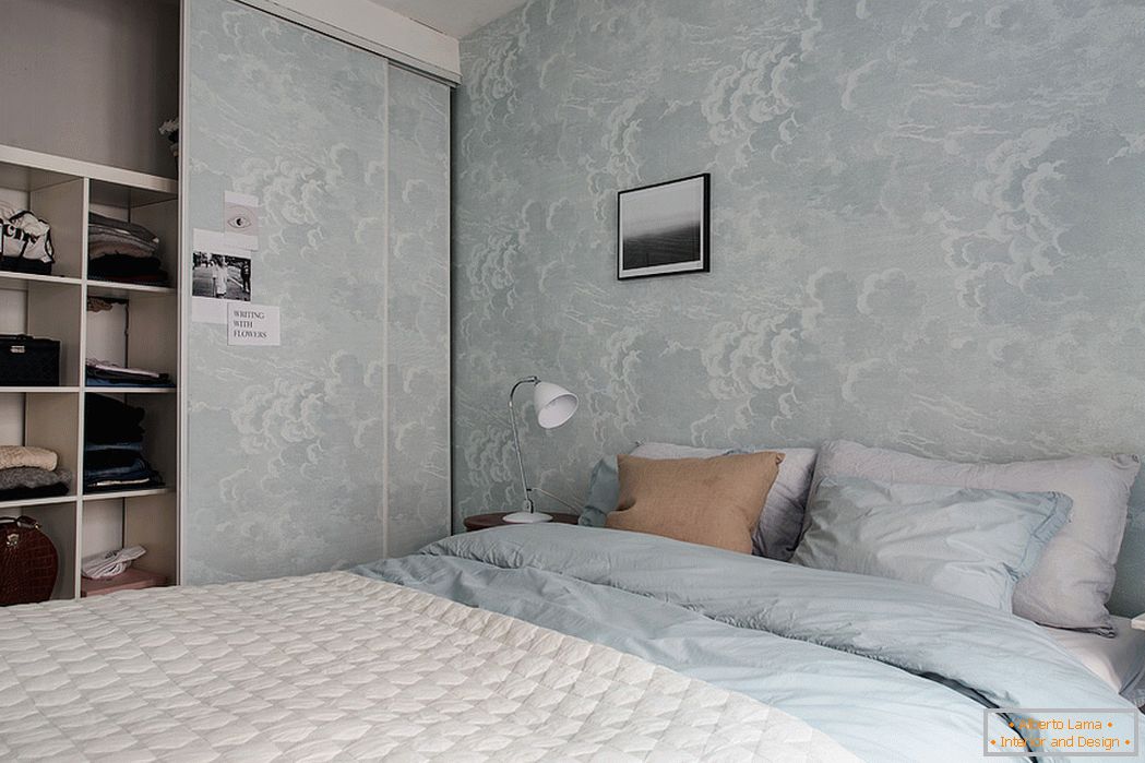 Notranjost spalnice v beli in modri barvi