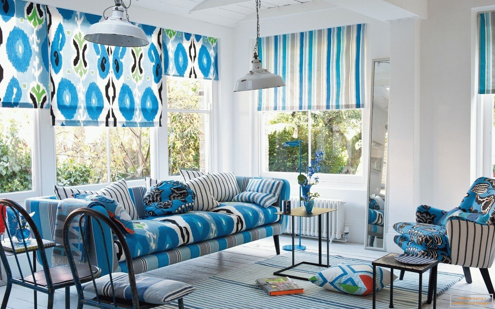 Zavese in pohištvo z odtenki modre barve