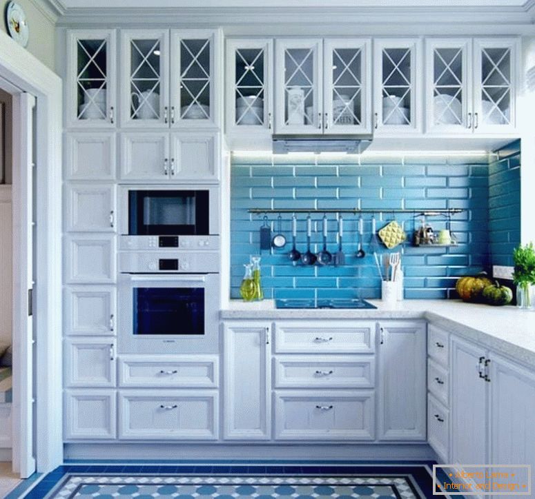 Kuhinja s stenami in modrim podom