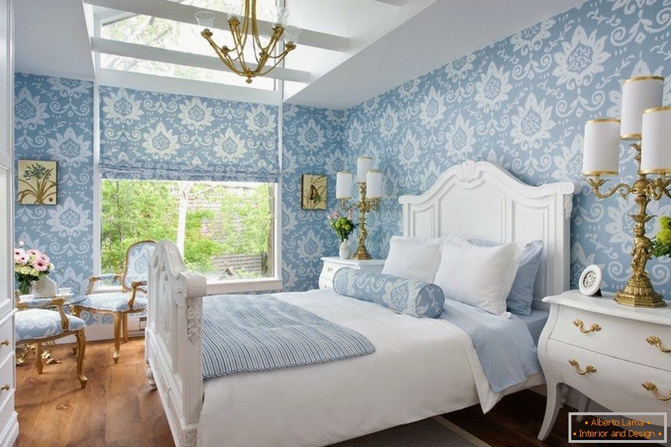 Svetla spalnica z zavesami in modrimi zidovi