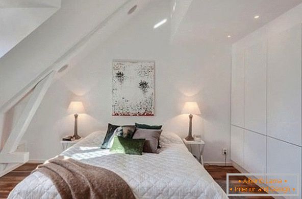 Notranjost majhne mansardne spalnice в белом цвете