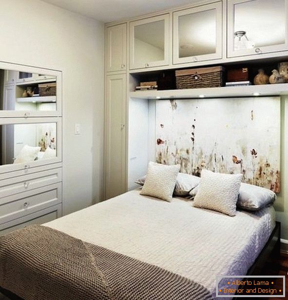 Notranjost majhne spalnice v beli barvi