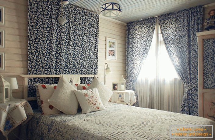 Lahka, prijetna soba v slogu države v majhni hiši na jugu Španije. Dizajnerska ideja se uresničuje za spalnico mlade deklice.