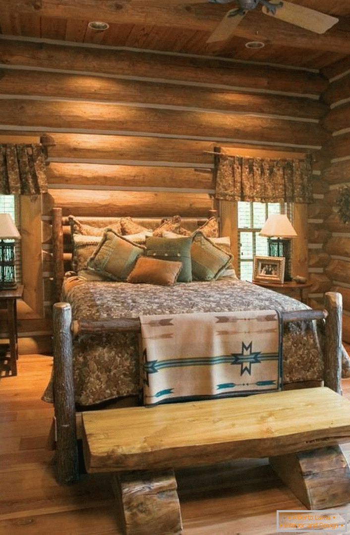 Klasičen primer spalnice v rustikalnem slogu. Zanimiva postelja grobe neobdelane hiše. 