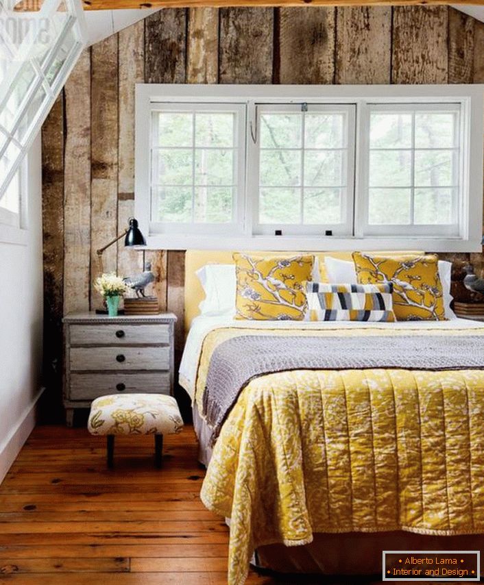 Gospodinja stanovanja, najverjetneje, se nanaša na število igelnic. Country stil v spalnici pozdravlja prešite odeje, blazine v slogu