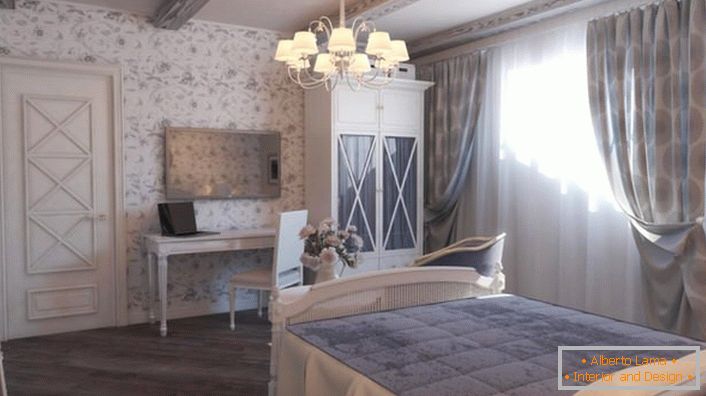 Družinska soba v rustikalnem slogu. Spuščena svetloba prinaša romantiko in toplino v sobo.