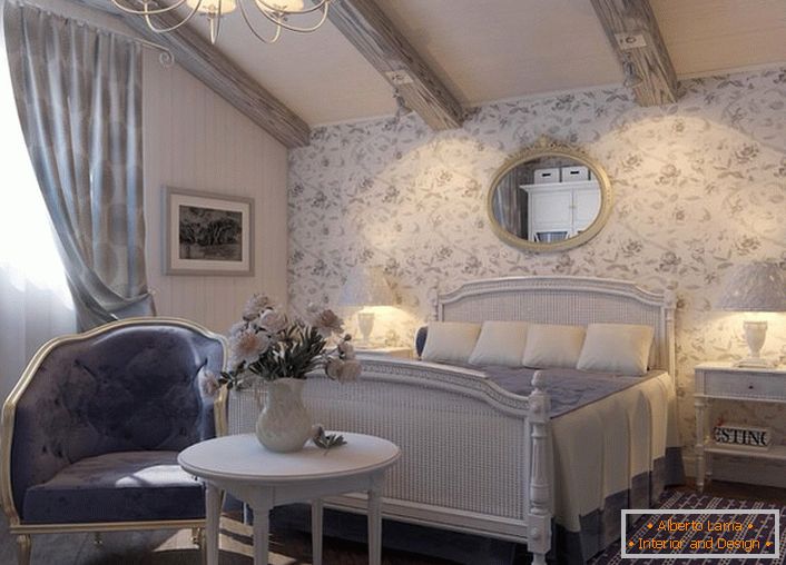 Pohištvo za spalnice v rustikalnem slogu se izbere skladno. Zanimajo se lestenci in nočne svetilke s klasičnimi odtenki.