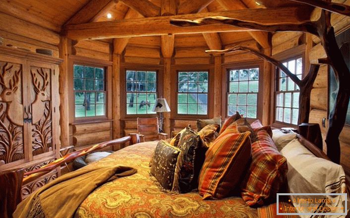 Ena od sob v hiši v bližini jezera je v slogu podeželske države. Lesena dekoracija. Masivni elementi pohištva in dekorja so izbrani v najboljših slogih.