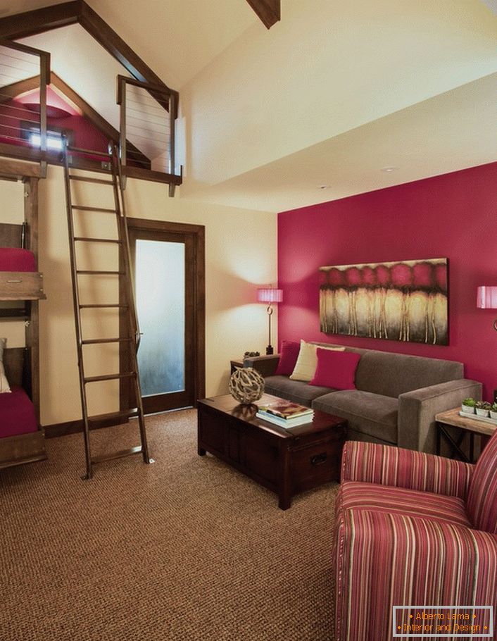 Zanimiva zasnova spalnice v rustikalnem slogu. Najbolj pomembne podrobnosti o notranjosti lahko imenujemo dvonadstropna lesena postelja in privez, ki jo lahko doseže lesena lestev. Elegantna soba naredi temno vijolično barvno zasnovo, ki je ni mogoče označiti kot priljubljena, če gre za podeželsko državo.