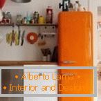 Notranjost z oranžnim hladilnikom