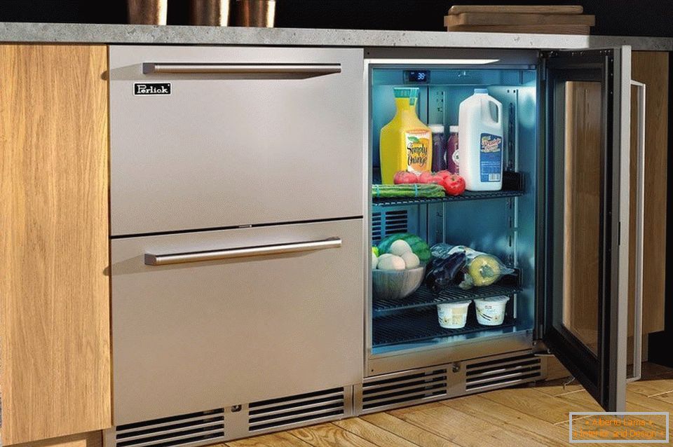 Hladilnik pod delovnim prostorom v kuhinji