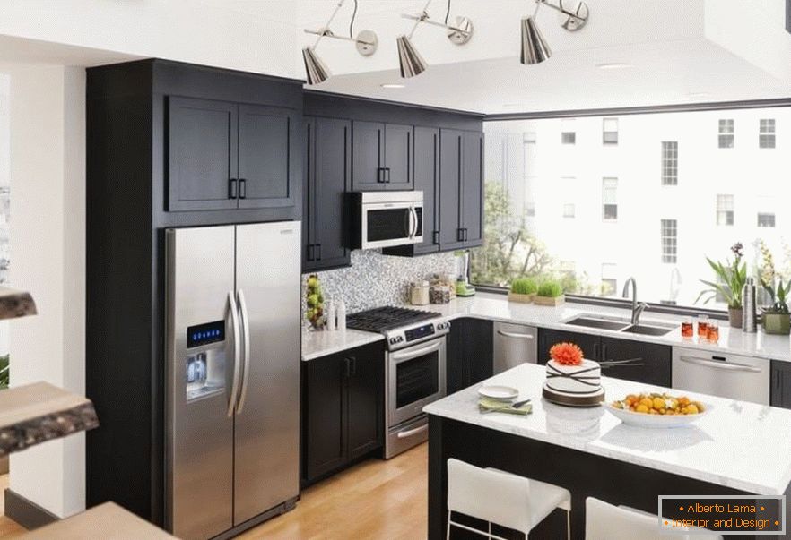 Kombinacija jeklenega hladilnika in temnega pohištva v kuhinji