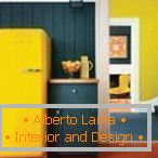 Kombinacija sive stene in rumenega hladilnika