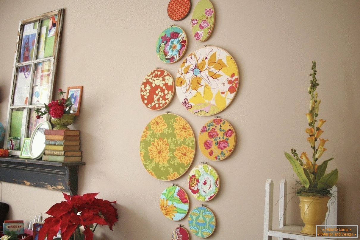 Okrasne plošče na steni
