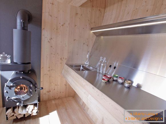 Notranjost kuhinje majhne koče Ufogel v Avstriji