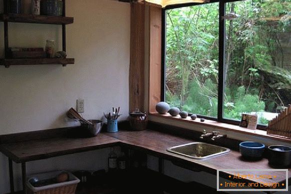 Kuhinja majhne gozdne koče na Japonskem