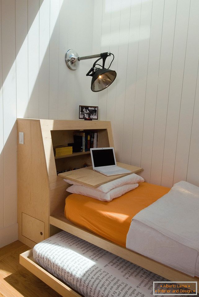 Drsna postelja v notranjosti majhne spalnice