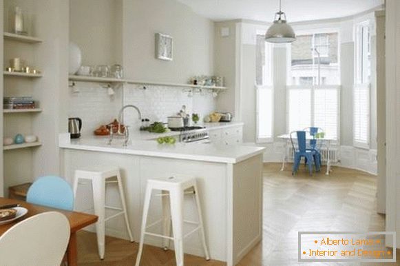 Kombinirana dnevna soba s kuhinjo z oknom - notranja fotografija