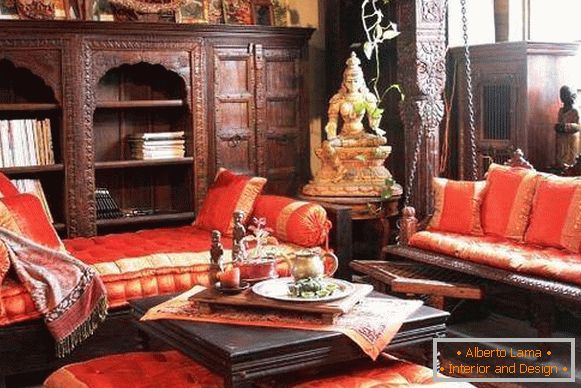 Indijski stil v notranjosti z originalno pohištvom in tekstilom
