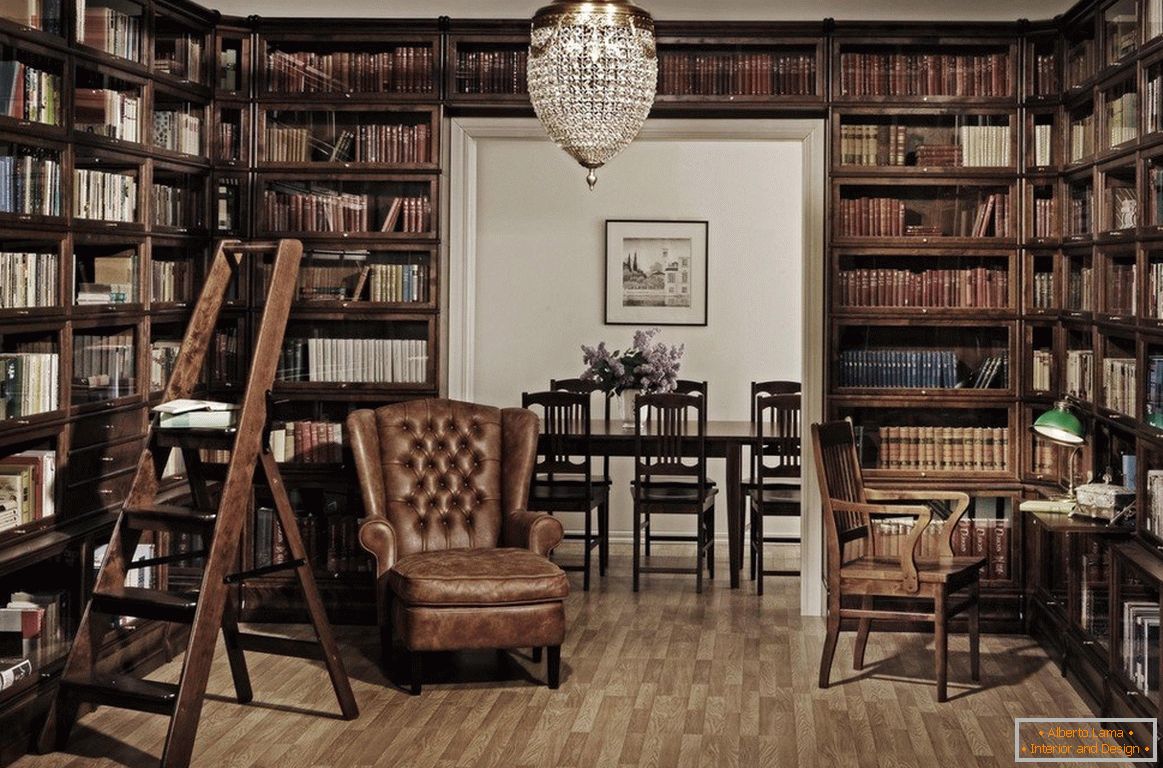 Domača knjižnica z lesenimi omaricami