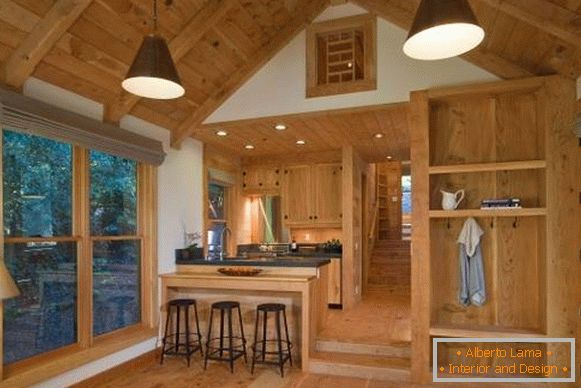 Notranjost lesene hiše iz notranjosti lesa - fotografija kuhinje v dnevni sobi