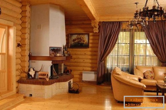 Moderna notranjost lesene hiše iz hlodov znotraj - fotografija