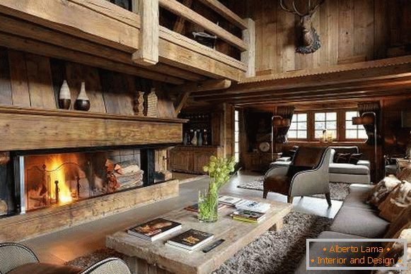 Luksuzno zaključevanje lesene hiše v notranjosti v duhu koče