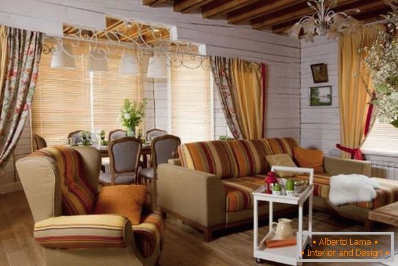 Dekoriranje lesene zasebne hiše v notranjosti - fotografija dnevne sobe