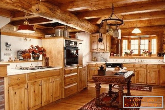 Notranjost kuhinje lesene hiše - fotografija iz lesa