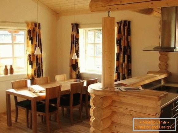 Kuhinja s pultom v notranjosti lesene zasebne hiše