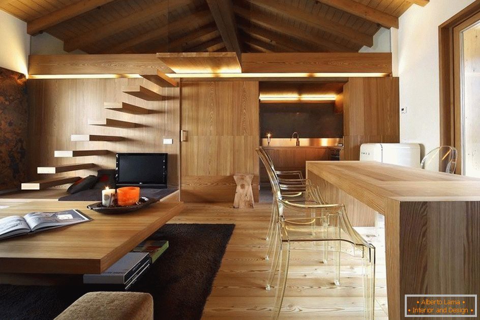Svetlo les v kombinirani dnevni sobi in kuhinji