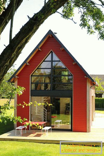 Notranjost majhne lesene hiše z velikimi okni
