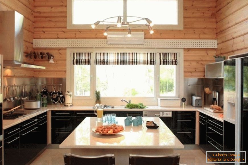 Kuhinja v obliki črke U v hiši iz lesa