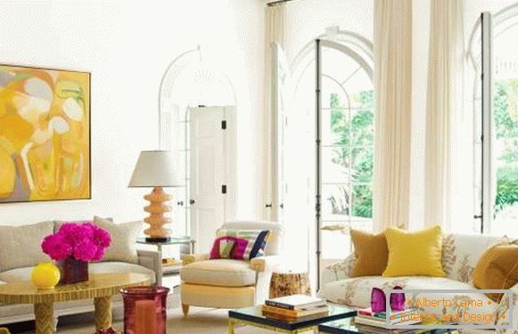 Rumeno-roza notranjost dnevne sobe - fotografija v sodobnem slogu