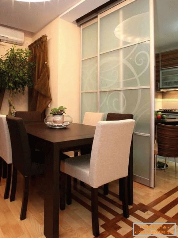 Steklene predelne stene med kuhinjo in jedilnico dnevna soba v zasebni hiši