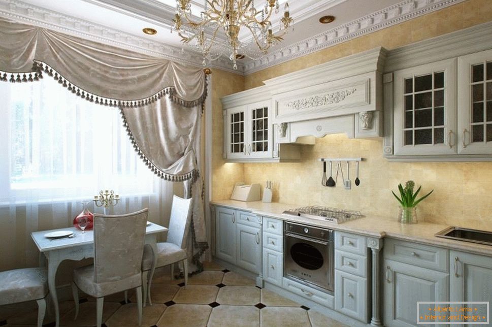 Kuhinja v klasičnem stilu z baguettami na stropu