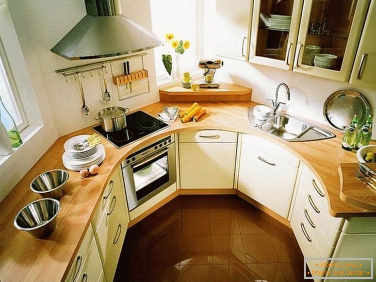 Omarice in štedilnik s kuhinjskim napa v kuhinji