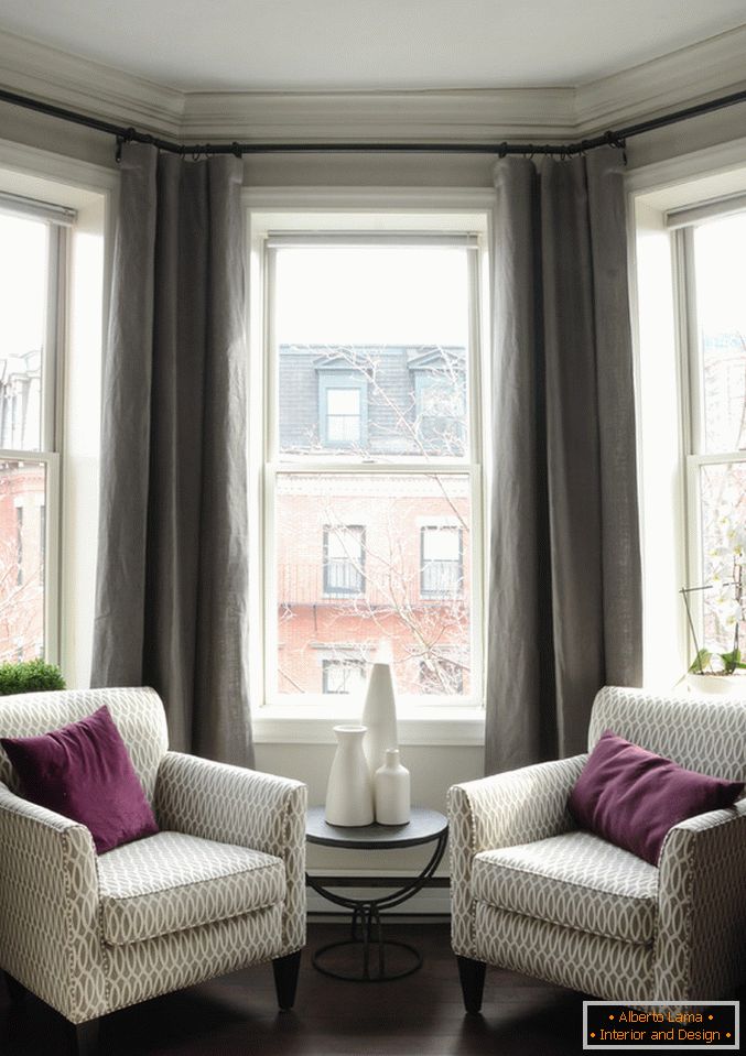 Notranjost majhnega apartmaja: prostor za sedenje ob oknu