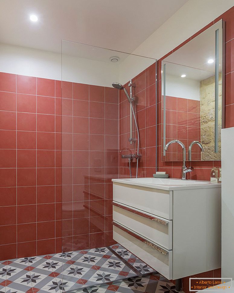 Rdeče ploščice v notranjosti majhne kopalnice