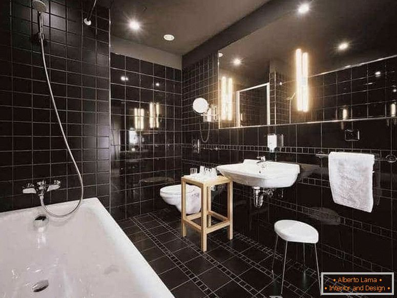 Kopalna kadя комната в черной плитке совмещенная с туалетом