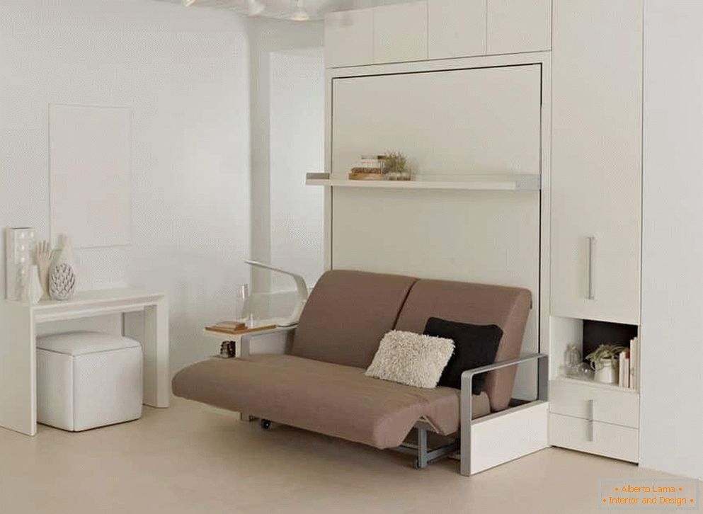 Preoblikovanje raztegljivega kavča v omari za majhno sobo