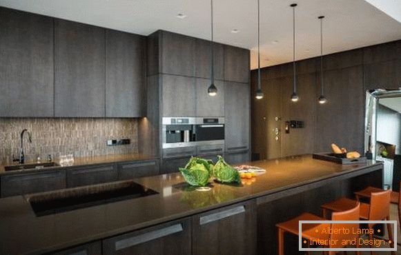 Temno siva kuhinja v visokotehnološkem stilu na fotografiji