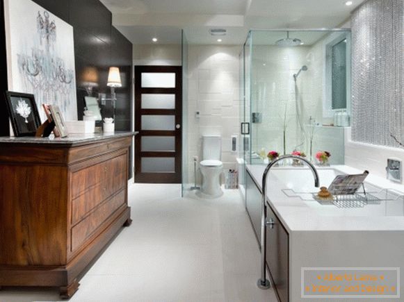 Notranjost v visokotehnološkem slogu - fotografija kopalnice in stranišča