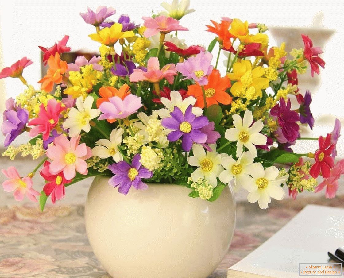 Enostavna zasnova vaze z umetnimi cvetovi