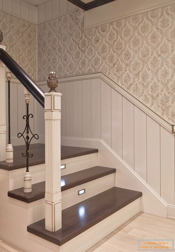 Filigransko neoporečnost klasičnega stopnišča za majhno hišo.